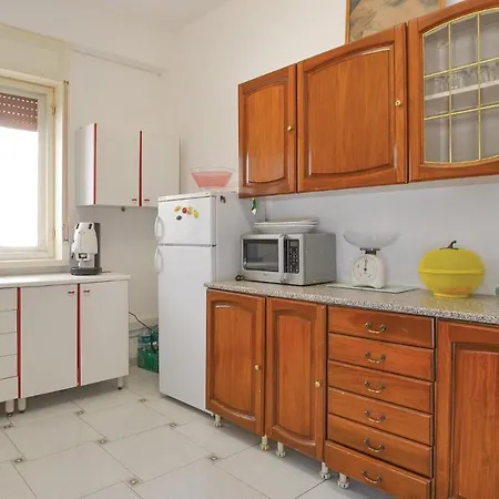 5 Bedroom In *
