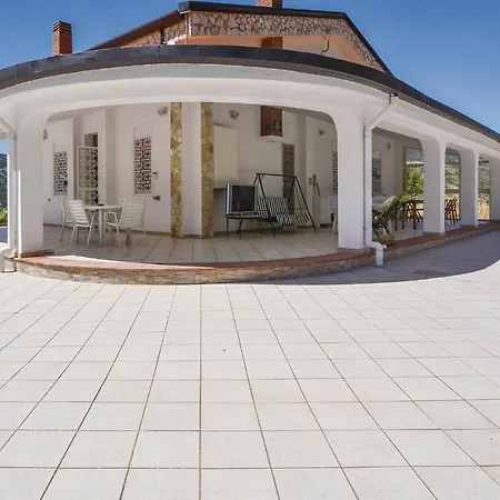 5 Bedroom In